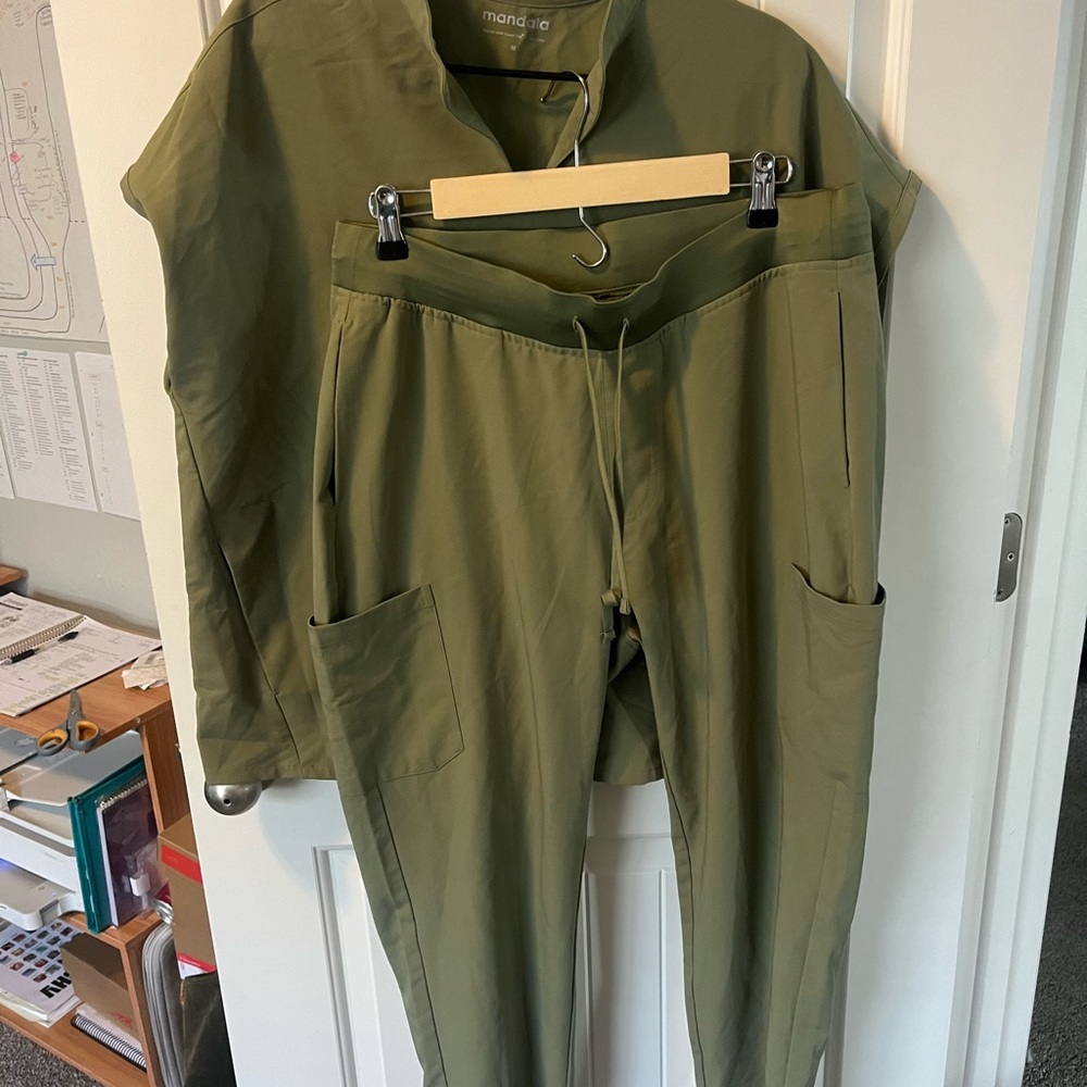 Mandala scrub set olive green M dolman top and L 9 pocket bottoms